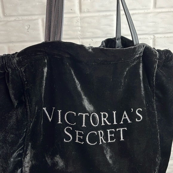 VICTORIA’S SECRET BUNDLE BRA 34C SATIN PAJAMA TOP VELVET RHINESTONE BAG - Picture 3 of 16